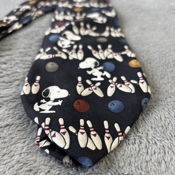 VTG Peanuts Neck Tie Snoopy Bowling 100% Silk United Feature Syndicate USA Made - Picture 2 of 7